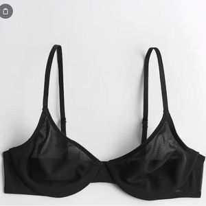 HOLLISTER/GILLY HICKS UNLINED MESH T-SHIRT BRA
NWT - 36B